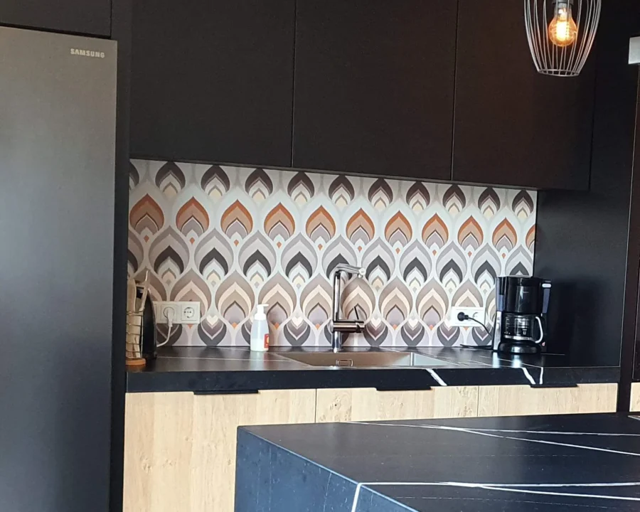 Retro Design spatwand DW7303 met pauwveermotief in bruine en oranje tinten gemonteerd in donkere keuken