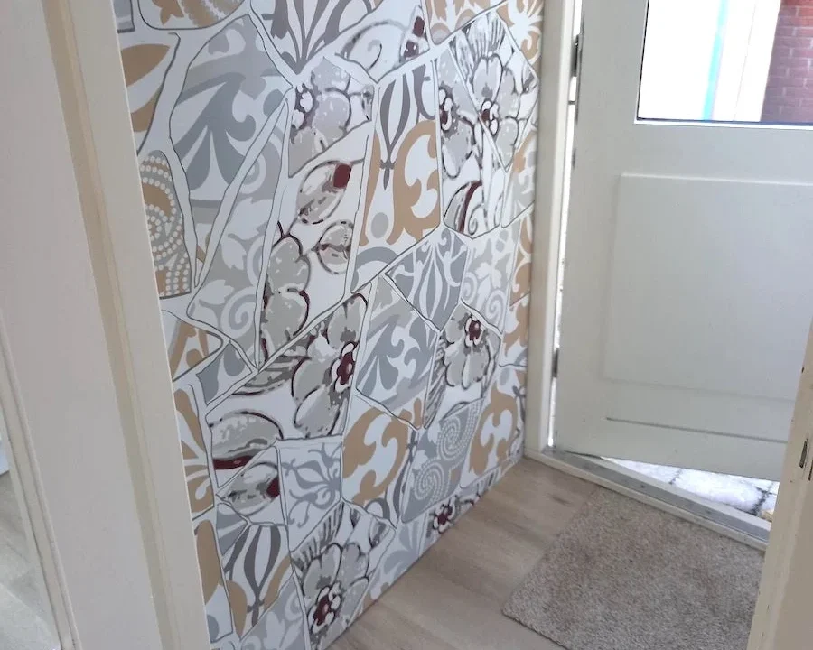 Mozaïek Bloemen spatwand DW6024 met gebroken tegelfragmenten in beige en grijstinten geïnstalleerd bij klant