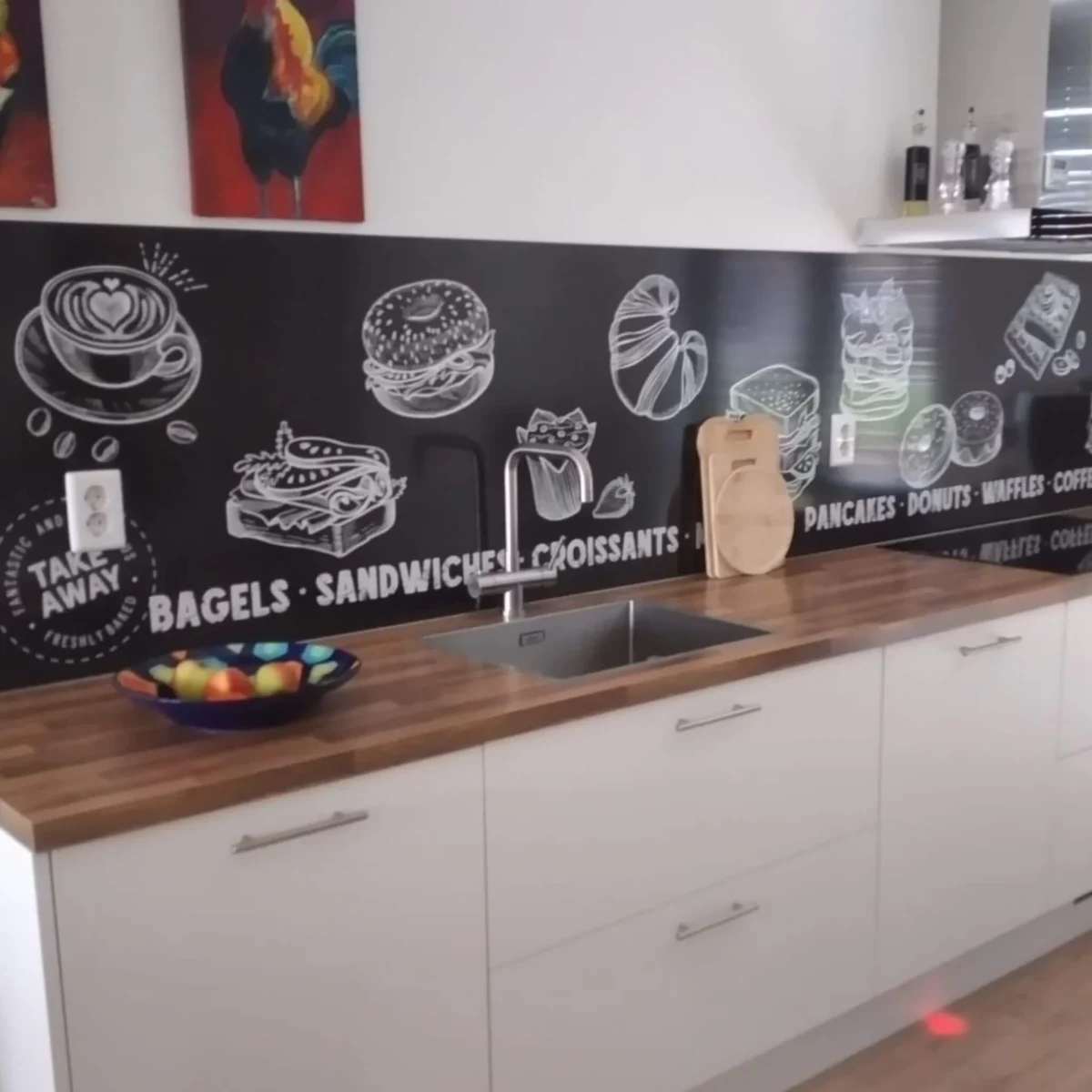 Crédence tableau noir DW4421 avec illustrations à la craie de bagels, café et pâtisseries dans cuisine blanche