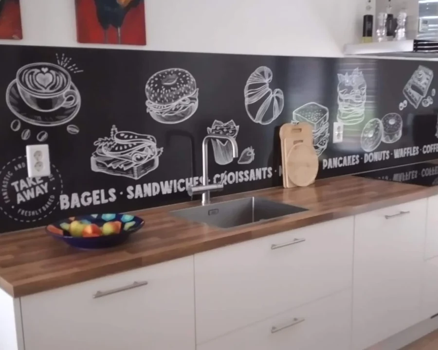Schoolbord spatwand DW4421 met krijtillustraties van bagels, koffie en gebak in witte keuken