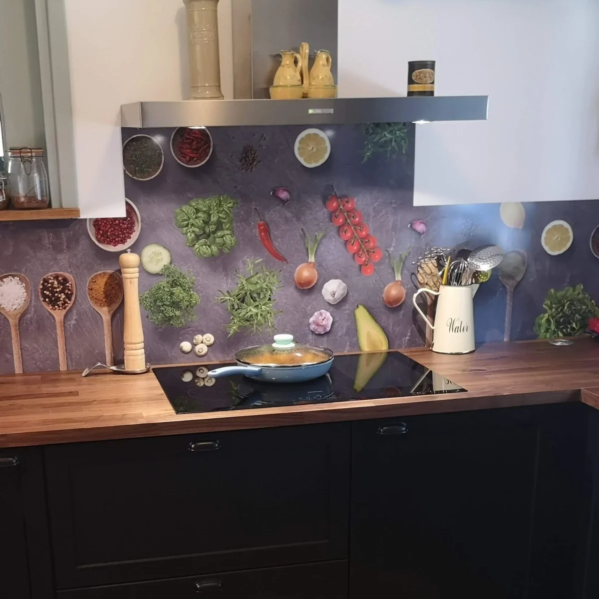 Spices and Herbs Slates spatwand DW4411 met verse kruiden specerijen en groenten op leisteen achtergrond