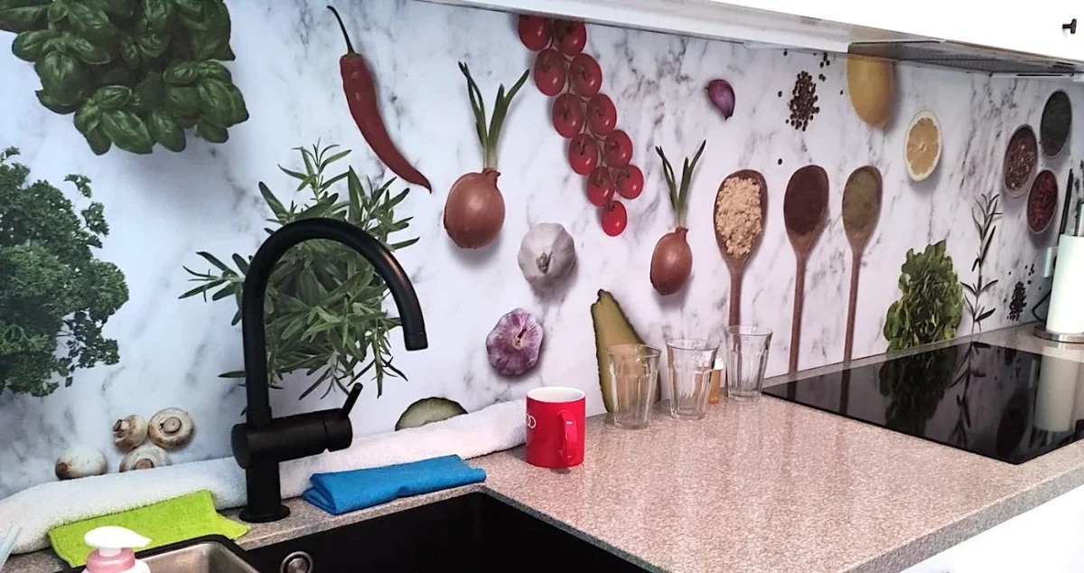 Kruiden en specerijen spatwand DW4413 met verse herbs op marmeren achtergrond in keuken