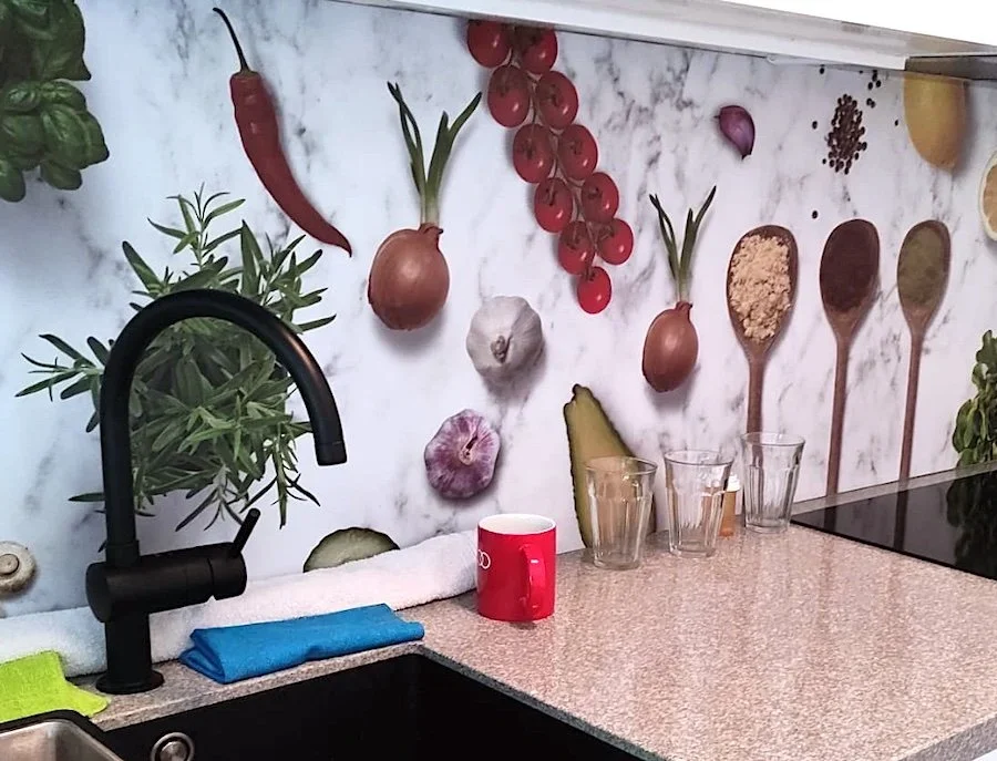 Kruiden en specerijen spatwand DW4413 met verse herbs op marmeren achtergrond in keuken