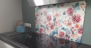 Colourful Kitchen Backsplashes 5 Sweet Roses Keukenwand bij een klant in de keuken