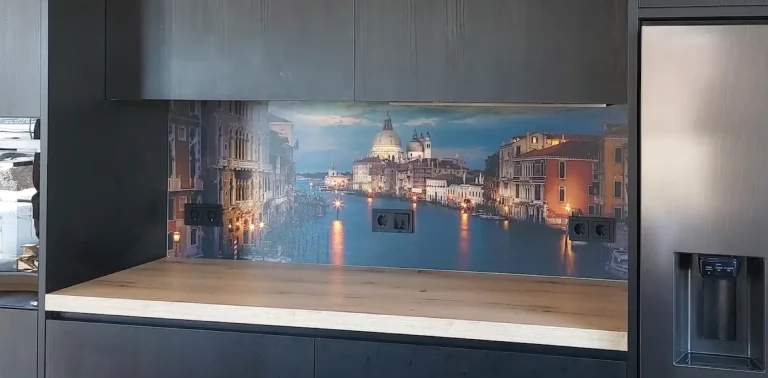 Spatwand met een foto van Venentie
