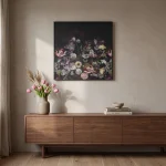 Panneau acoustique carré orné d'un bouquet sombre, au-dessus d'un buffet en noyer