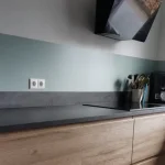 RAL-Farbe Küchenrückwand bei Kundin Jeanine, sauber montiert über der Arbeitsplatte