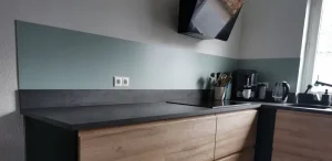 RAL kleur keuken achterwand bij klant Jeanine, strak gemonteerd boven het aanrecht