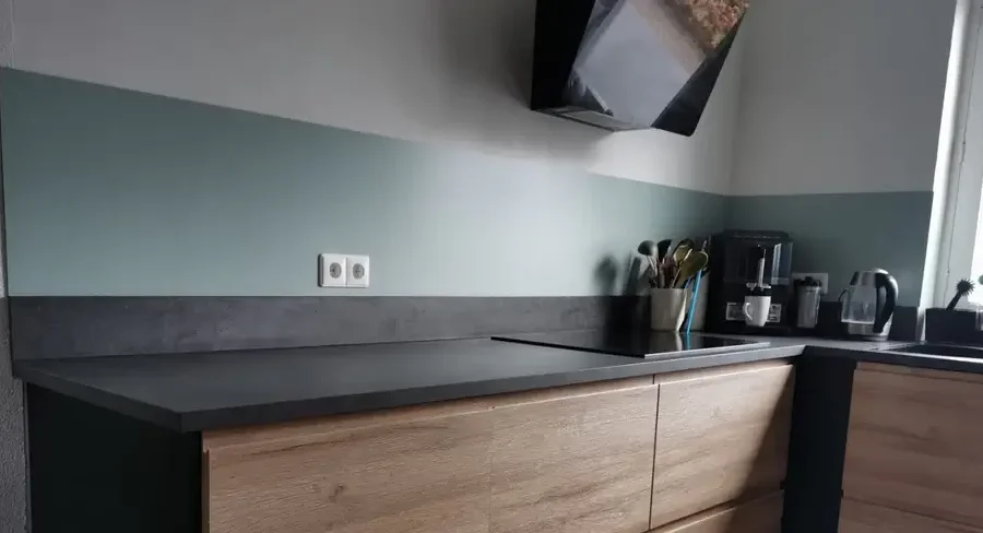 Crédence de cuisine en couleur RAL chez la cliente Jeanine, montée avec soin au-dessus du plan de travail