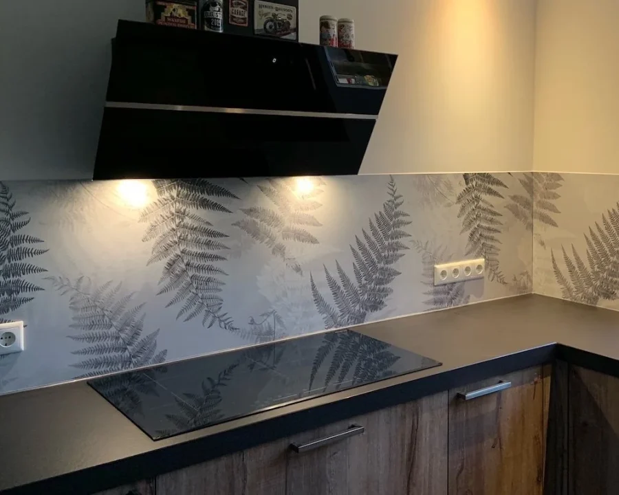 Grijze Varens spatwand DW3328 met varensilhouetten in grijstinten in keuken met donkere houten fronten