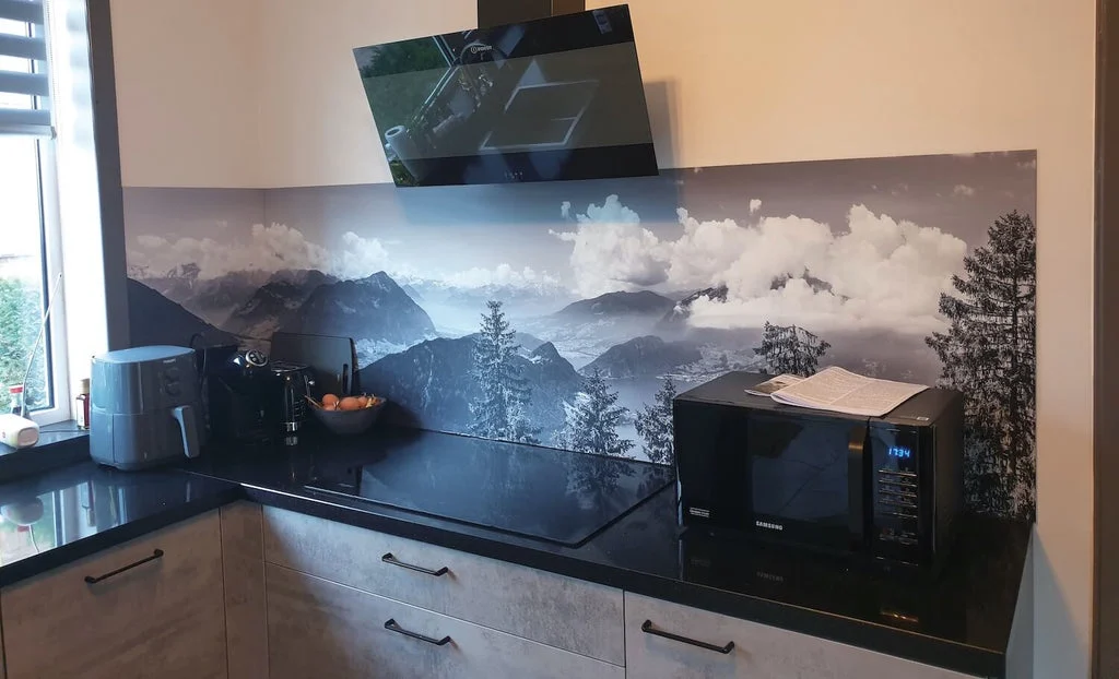 Spatwand bij een klant in de keuken met een foto die zij zelf op vakantie hebben genomen.