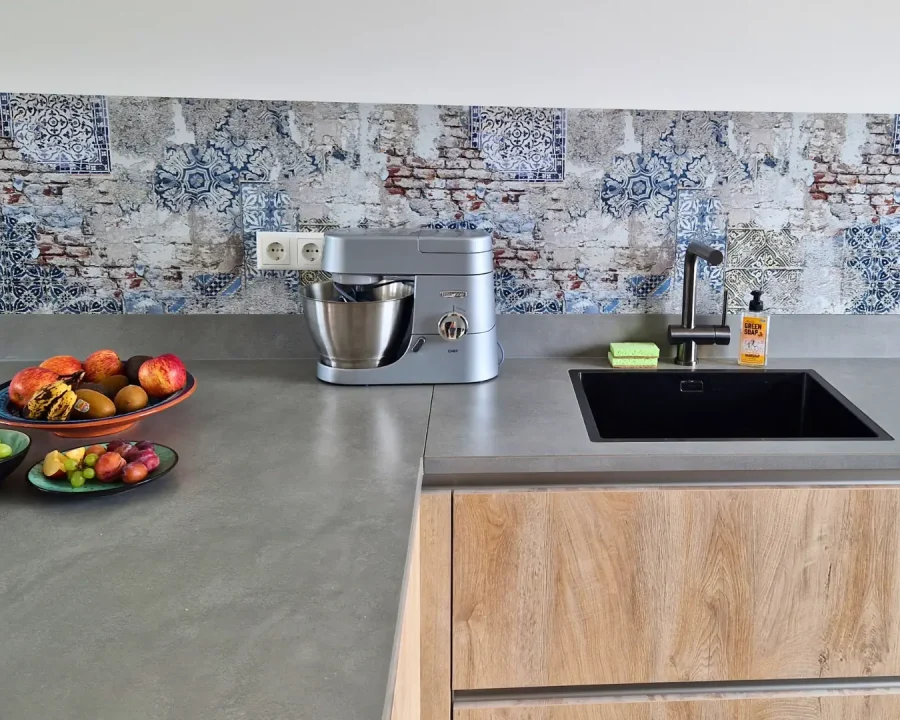 Vintage tegel spatwand met verweerde bakstenen en blauwe tegelmotieven in keuken DW7396