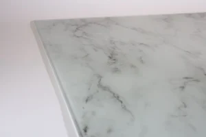 Glazen spatwand met marmerprint in moderne keuken