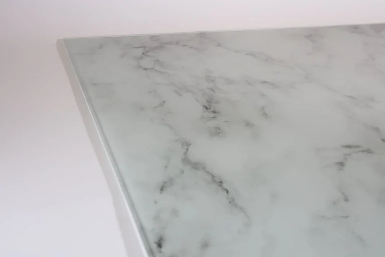Glazen spatwand met marmerprint in moderne keuken