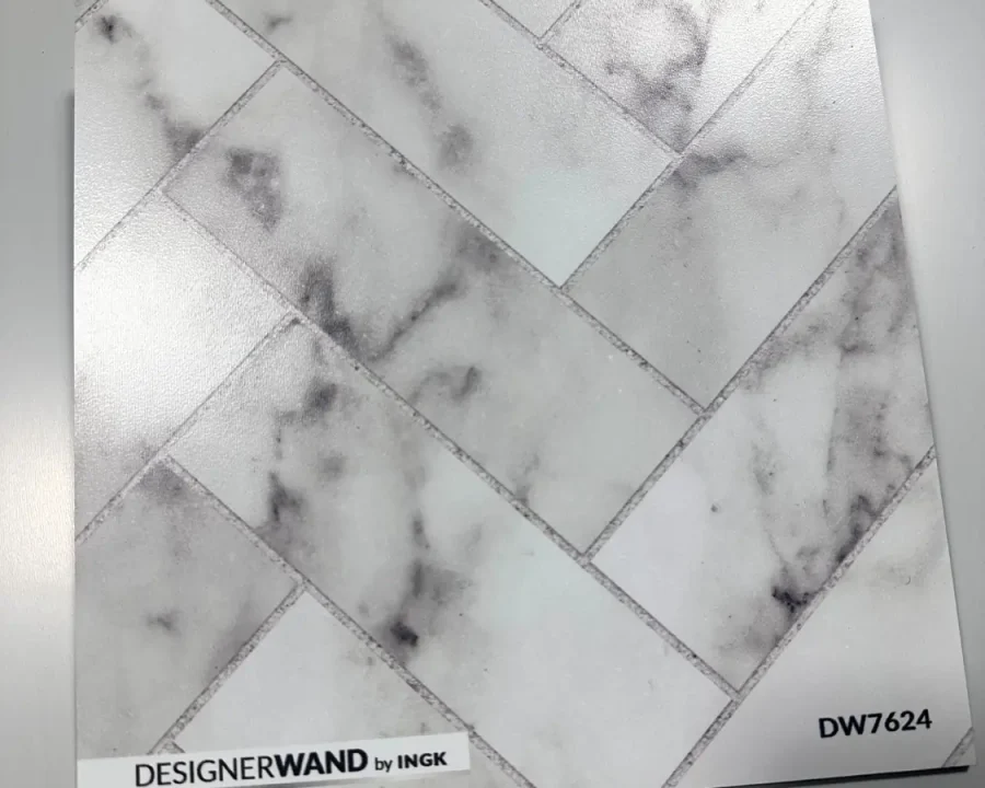 Muster DW7624 Küchenrückwand mit dezenter heller Marmoroptik und feiner Aderung