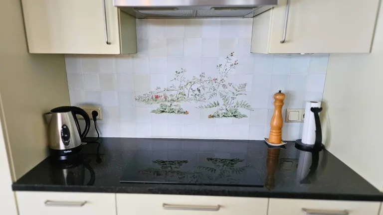 Antieke tegel spatwand met wildbloemtableau van varens en rode bloemen DW7625 in keuken