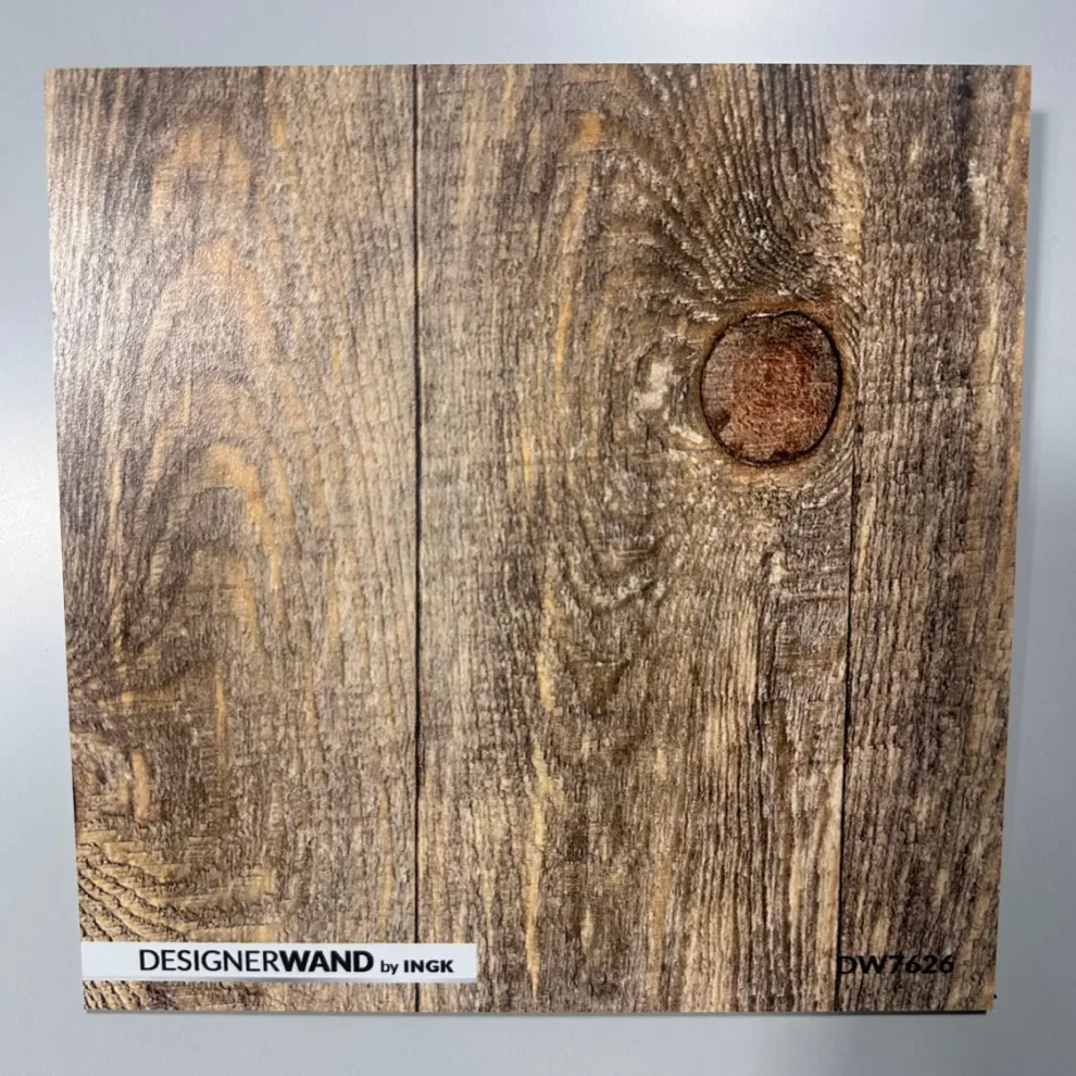 Échantillon matière DW7626 avec l'impression bois réaliste et planches verticales pour une crédence de cuisine chaleureuse