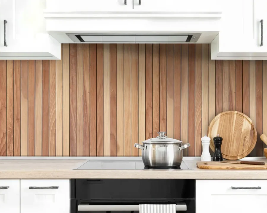 Houten latten spatwand DW7627 in witte keuken met verticale houten latten achterwand