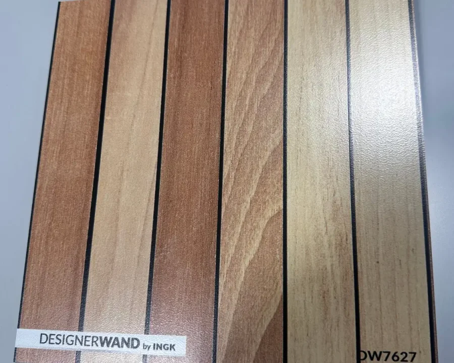 Material sample DW7627 with the realistic wooden slats print for a warm kitchen backsplash