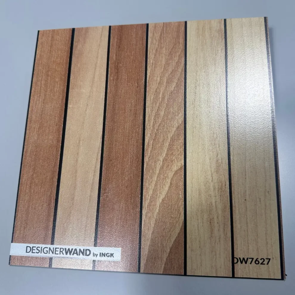 Échantillon matière DW7627 avec l'impression réaliste de lattes de bois pour une crédence de cuisine chaleureuse
