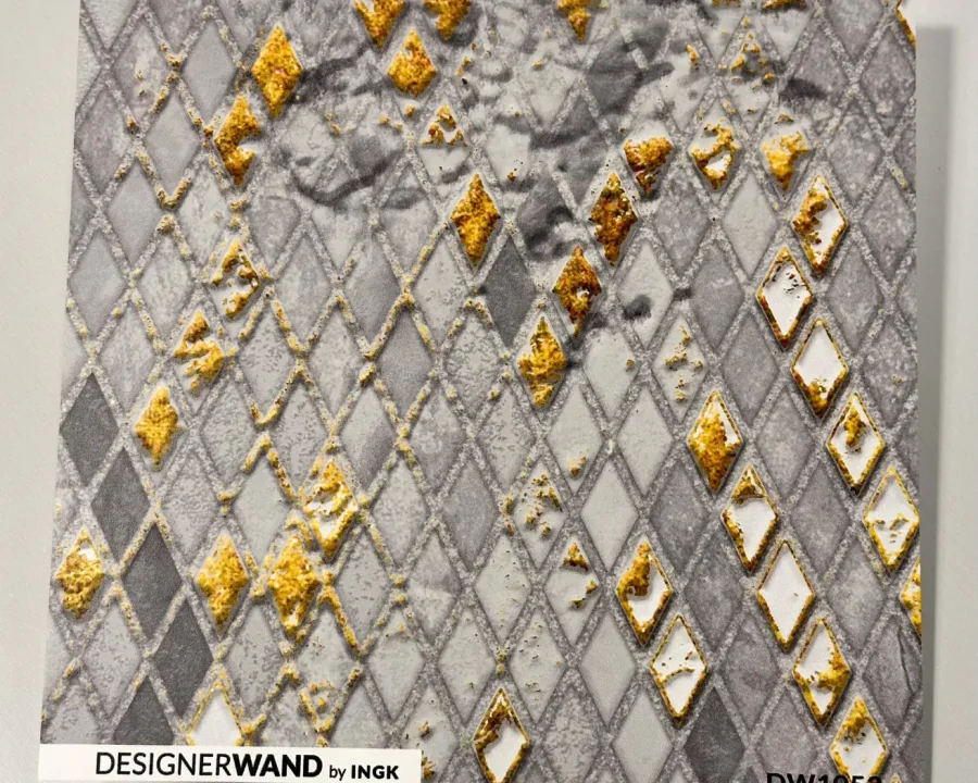 Staaltje 20x20 cm van Mosaics spatwand DW1053 met visgraatpatroon in grijs en goud