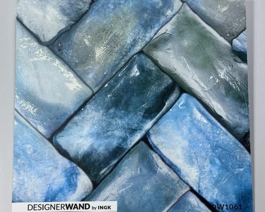 Staal van blauwgroene visgraat spatwand DW1061 met turquoise en zeeblauwe herringbone tegels.