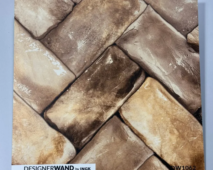 Staal van visgraat spatwand DW1062 in warme houtbruine tinten karamel en honingbruin.