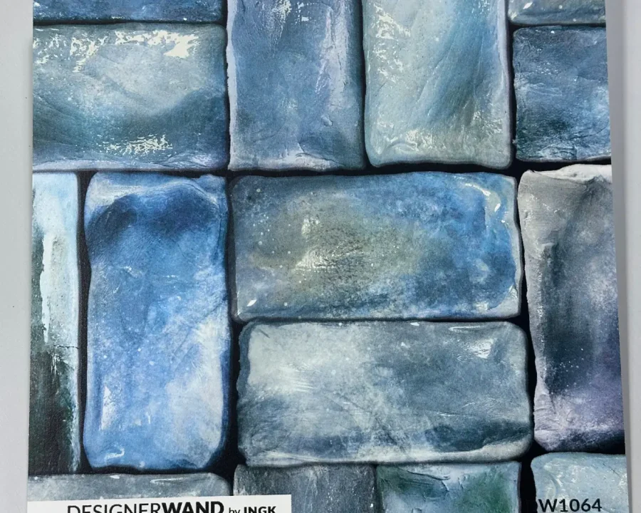 Staal van blauwe mozaïek spatwand DW1064 met turquoise en petrolblauwe tegels.