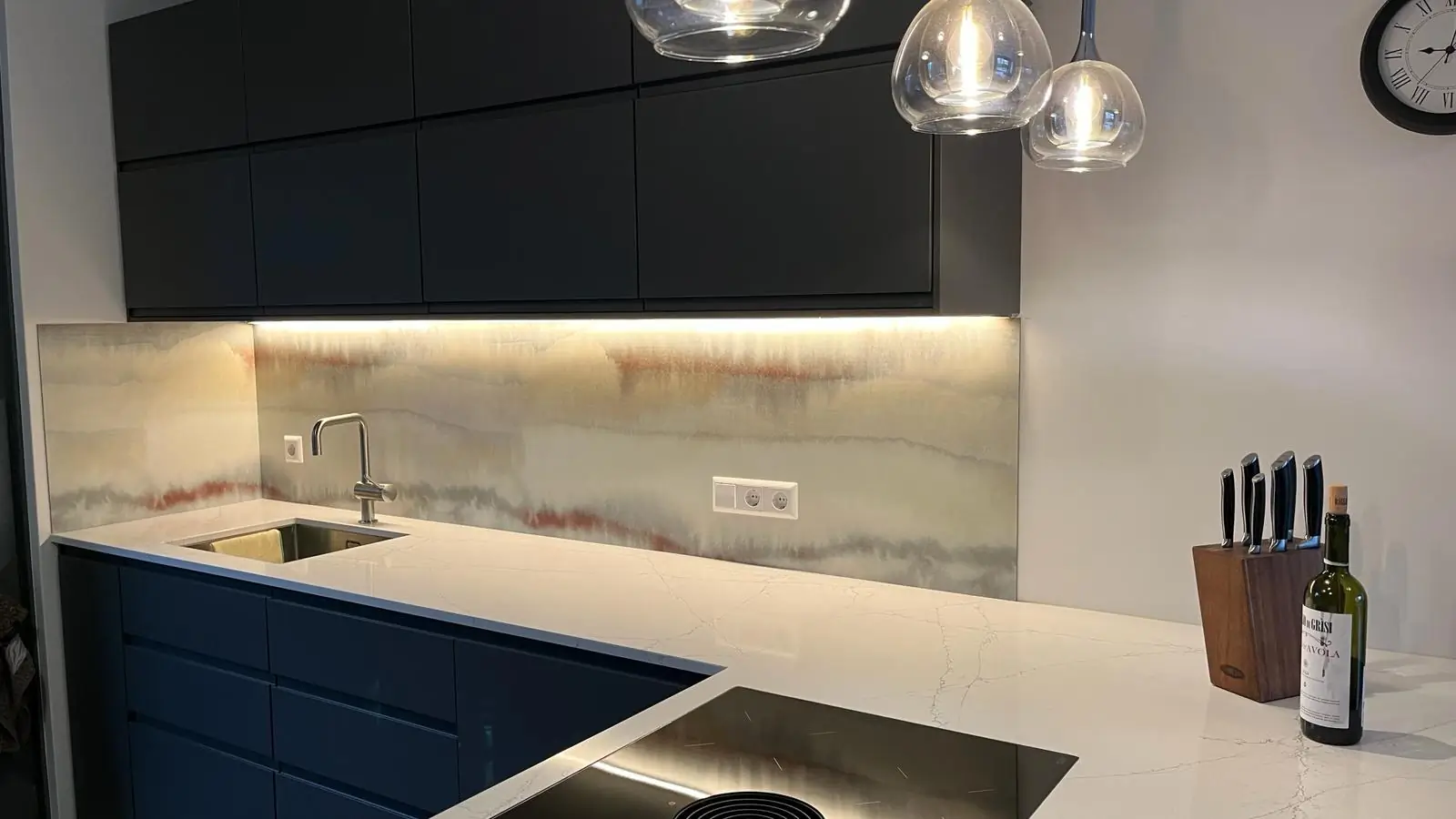 Op maat gemaakte keukenachterwand met uniek design, perfect afgestemd op Alan’s moderne keuken