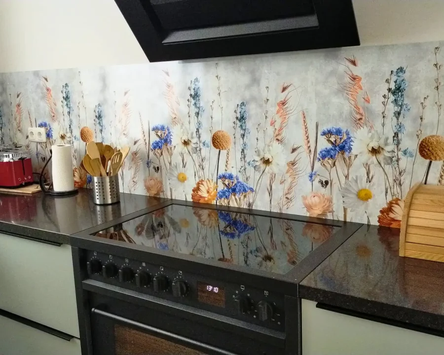 Tapete INK7760 als Spritzschutzwand bei einem Kunden auf der Küchenrückwand