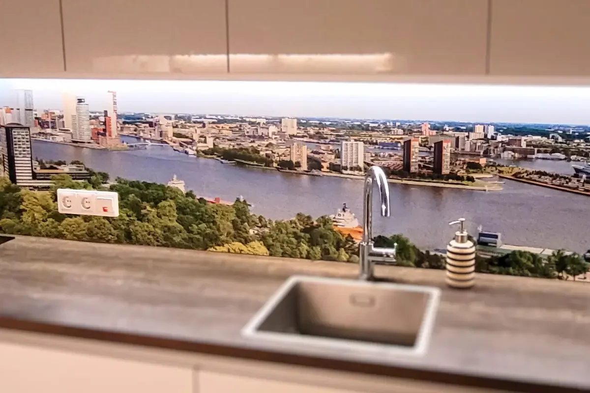 Keuken met op maat gemaakte achterwand met de skyline van Rotterdam – inclusief Erasmusbrug en moderne architectuur.