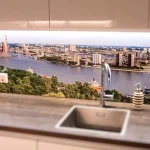 Küche mit maßgefertigter Rückwand mit der Skyline von Rotterdam – einschließlich Erasmusbrücke und moderner Architektur.