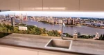 Keuken met op maat gemaakte achterwand met de skyline van Rotterdam – inclusief Erasmusbrug en moderne architectuur.
