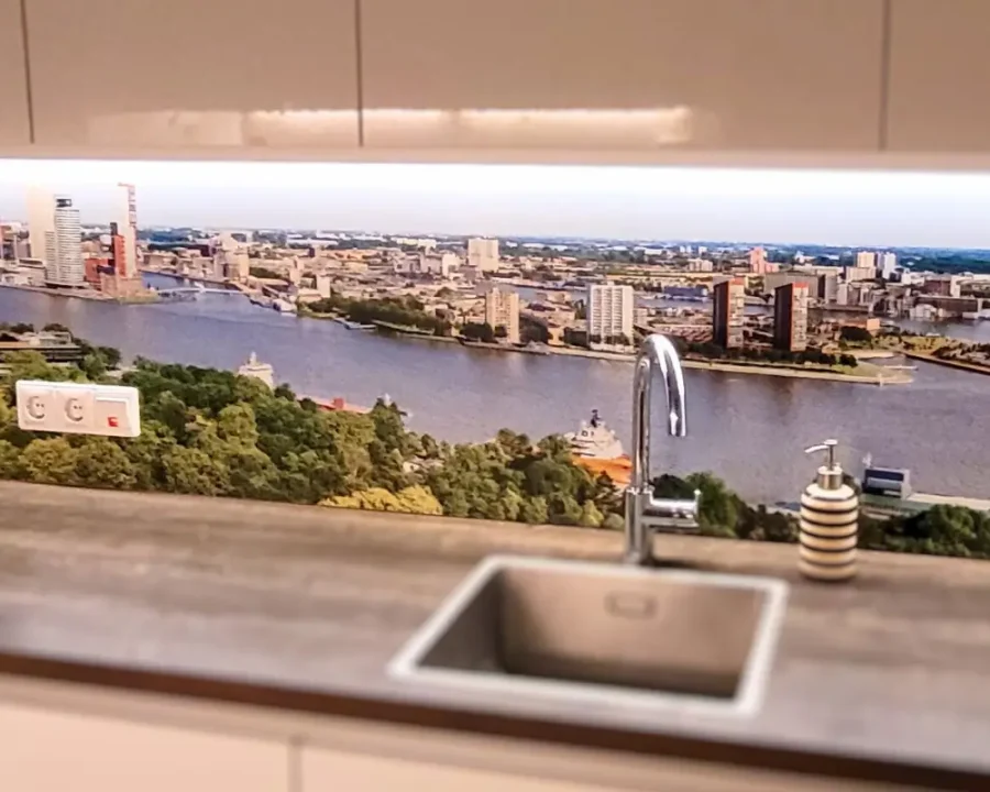 Küchenrückwand mit panoramischer Skyline von Rotterdam mit Erasmusbrücke und Maas in moderner Küche