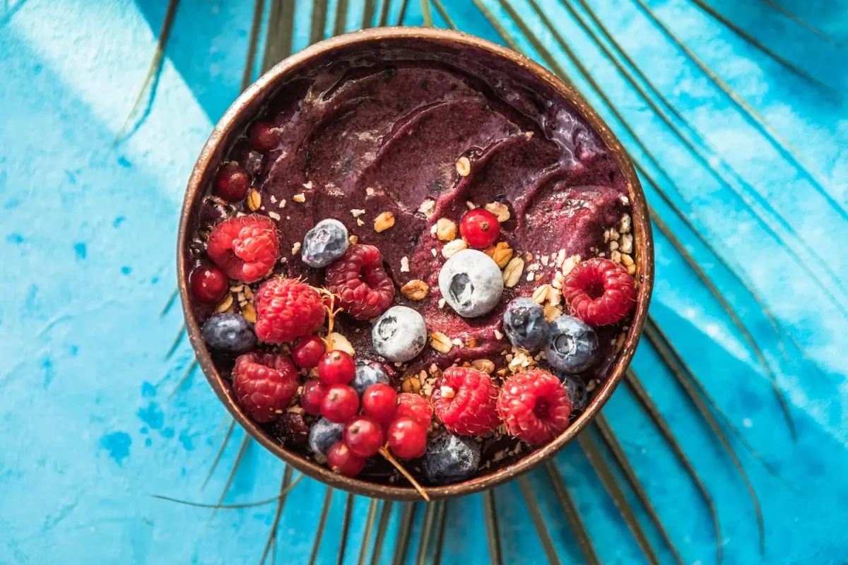 Frisse en zomerse smoothie bowl met frambozen, chia en blauwe bessen