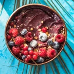 Frisse en zomerse smoothie bowl met frambozen, chia en blauwe bessen