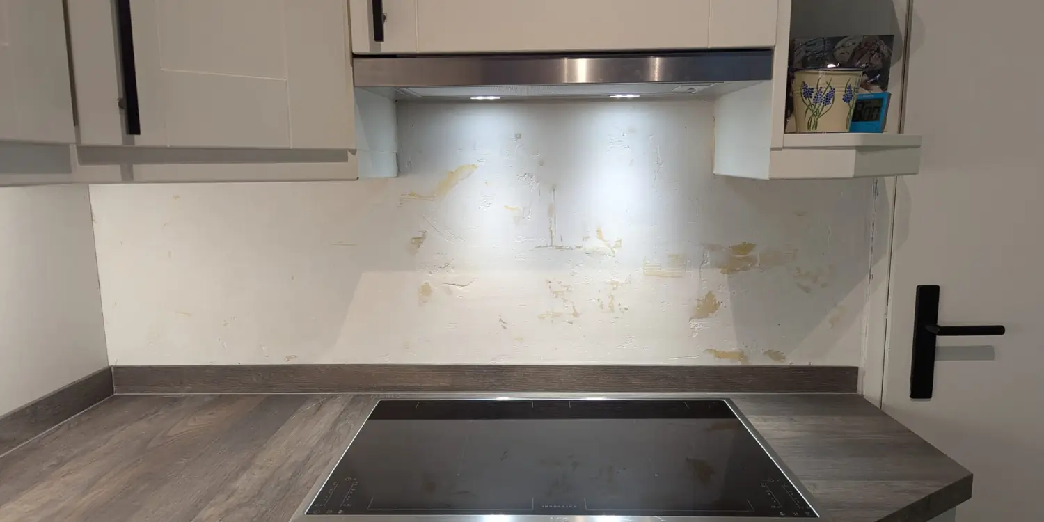 Keuken van Rein en Willy vóór plaatsing van de spatwand