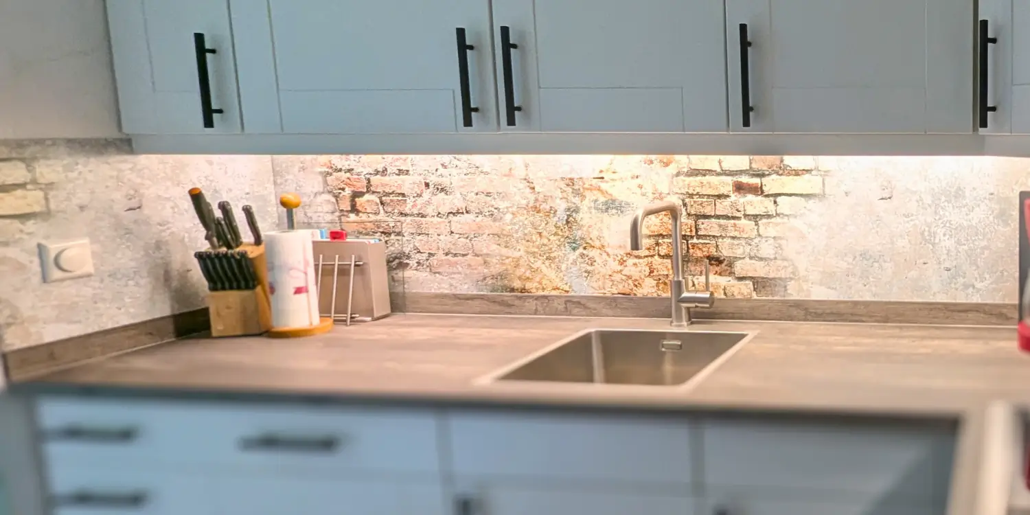 Totale keukenaanzicht met de nieuwe spatwand bij Rein en Willy in de keuken