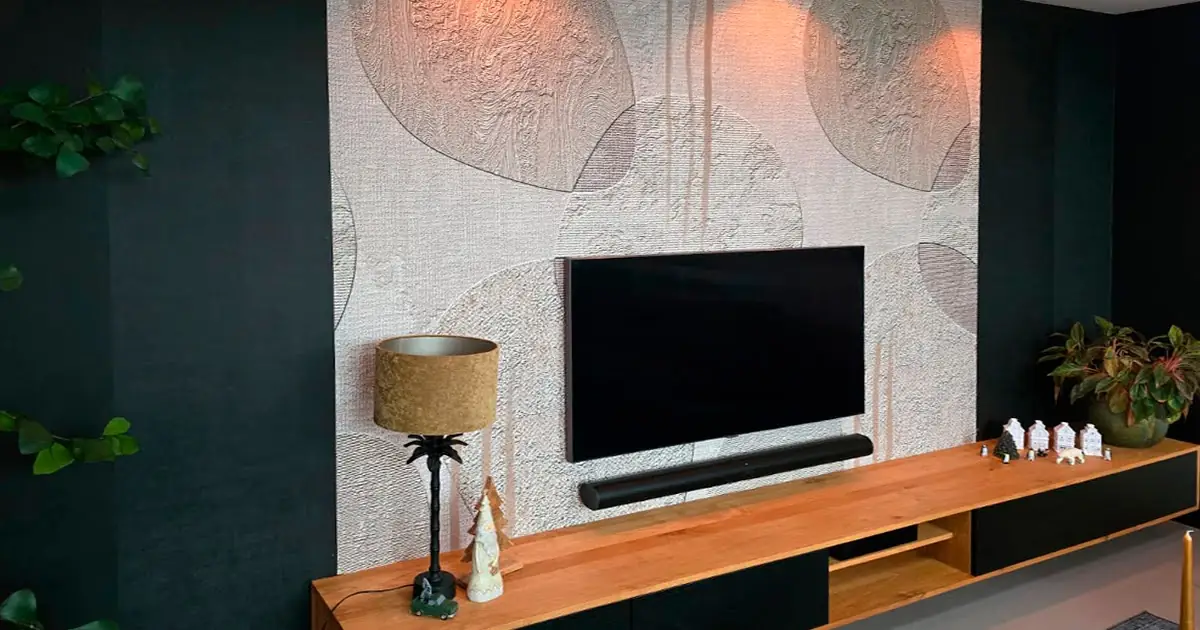 BOHO Behang achter de tv bij een klant, gecombineerd met een zwarte muur