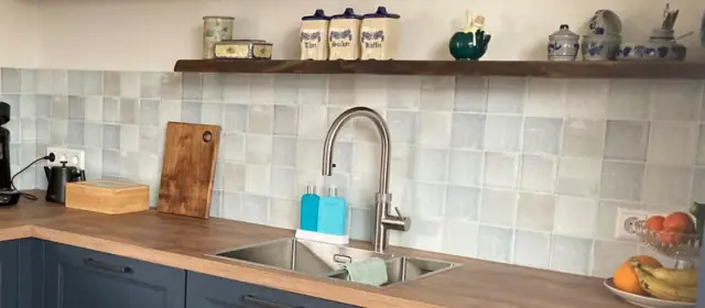 Antieke tegel achterwand in de keuken