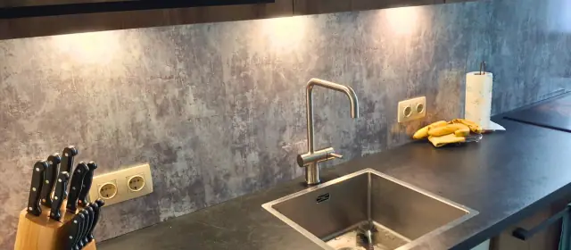 Betonlook keuken achterwand resultaat