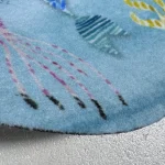 Close-up van schoonloopmat met zeemeermin print – kindvriendelijke ronde mat met kleurrijk onderwaterontwerp
