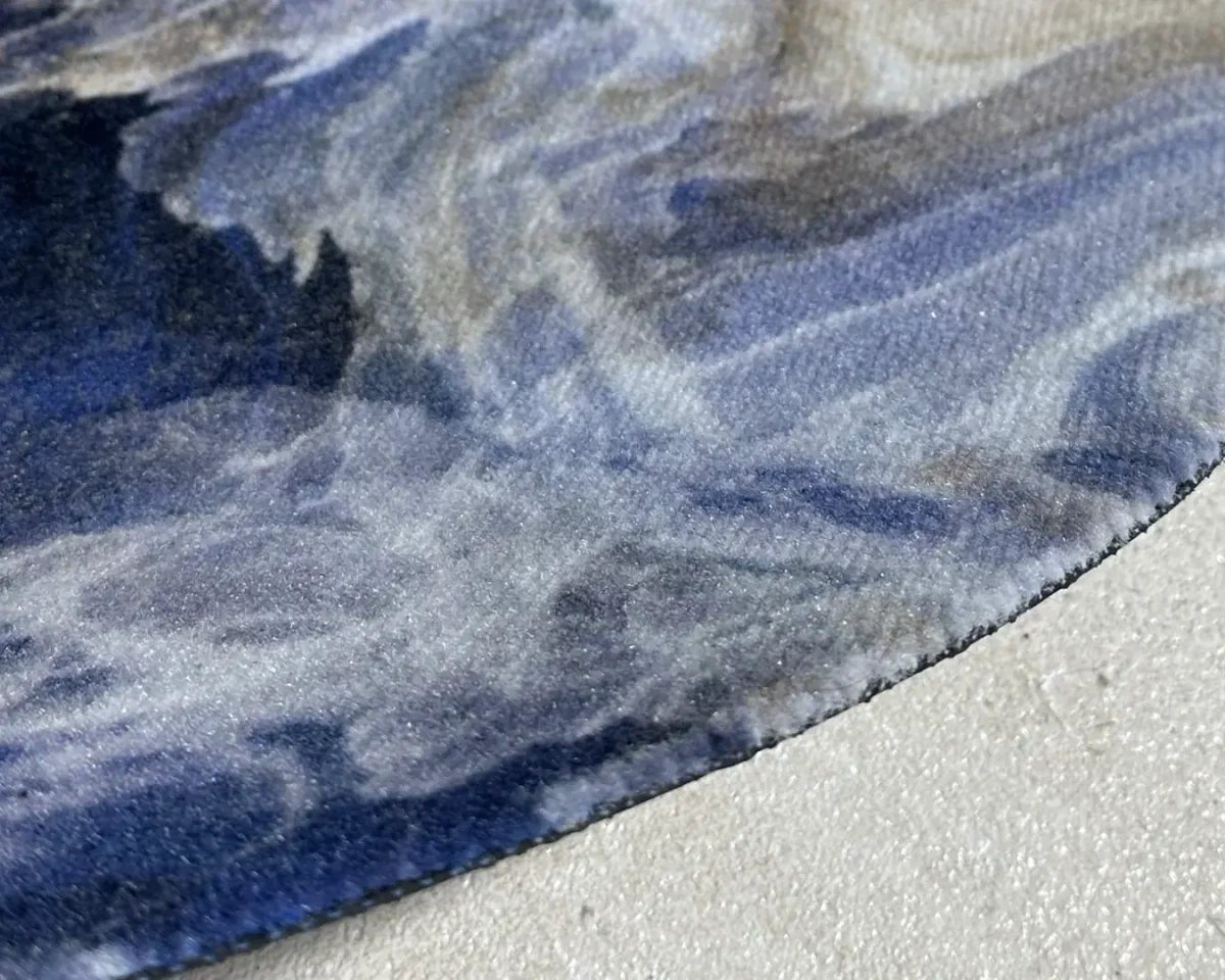 Detail van bedrukte schoonloopmat – zachte velours toplaag met realistische marmerprint
