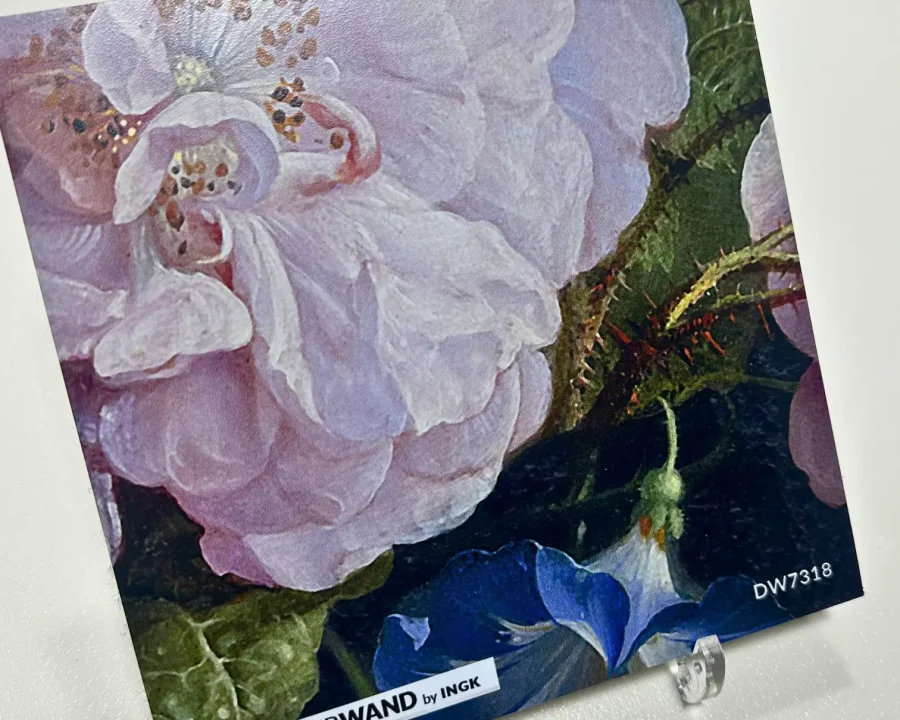 Materialmuster DW7318 mit dem dunklen Hintergrund und rosa Pfingstrosen des Alte Meister Rijksmuseum Küchenrückwanddesigns