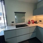 RAL Spatwand – Op Maat in Jouw Gewenste Kleur in de keuken van een klant