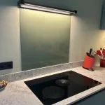 RAL Spatwand – Op Maat in Jouw Gewenste Kleur in de keuken van een klant