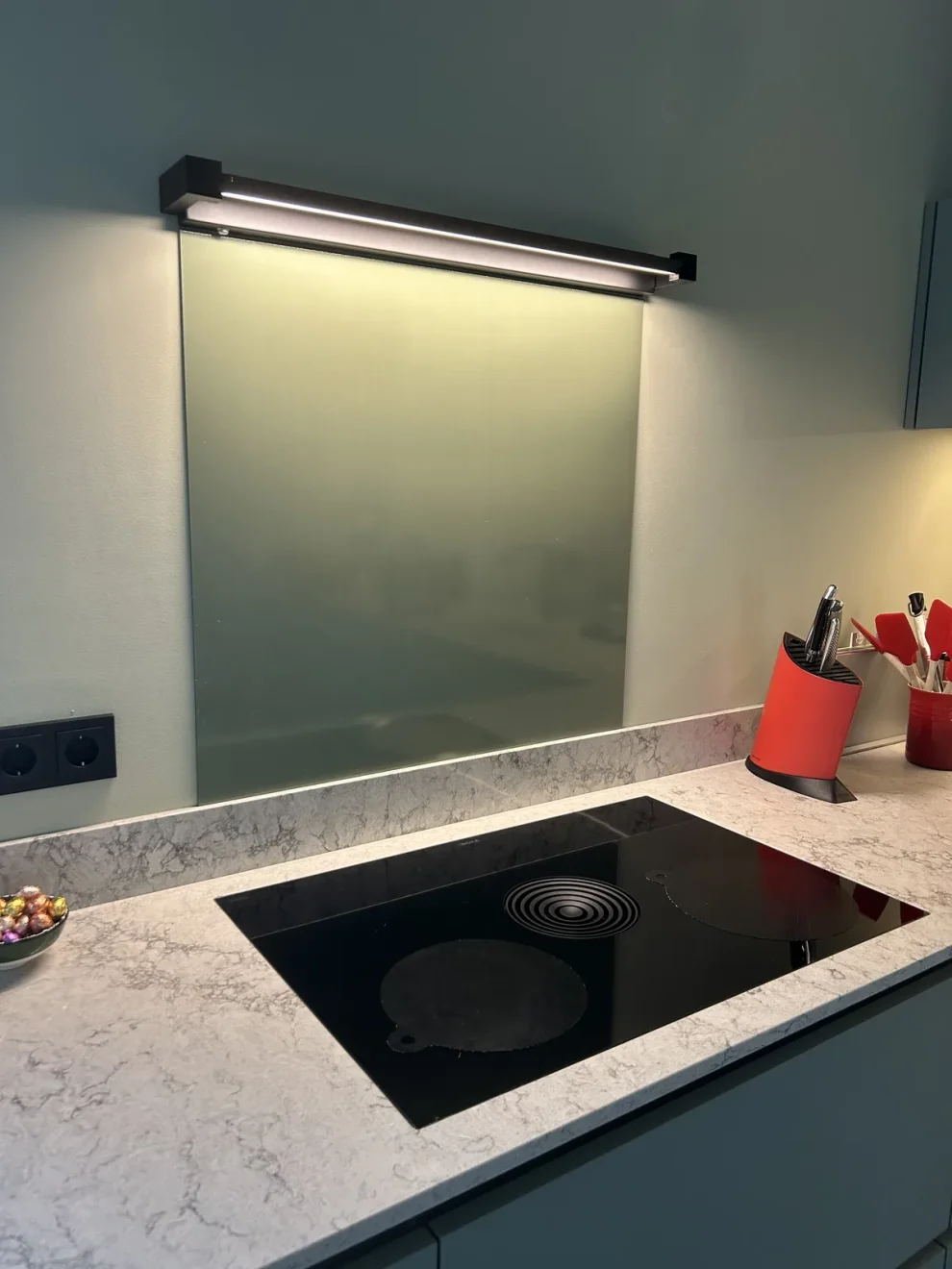 RAL Spatwand – Op Maat in Jouw Gewenste Kleur in de keuken van een klant
