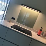 RAL Spatwand – Op Maat in Jouw Gewenste Kleur in de keuken van een klant