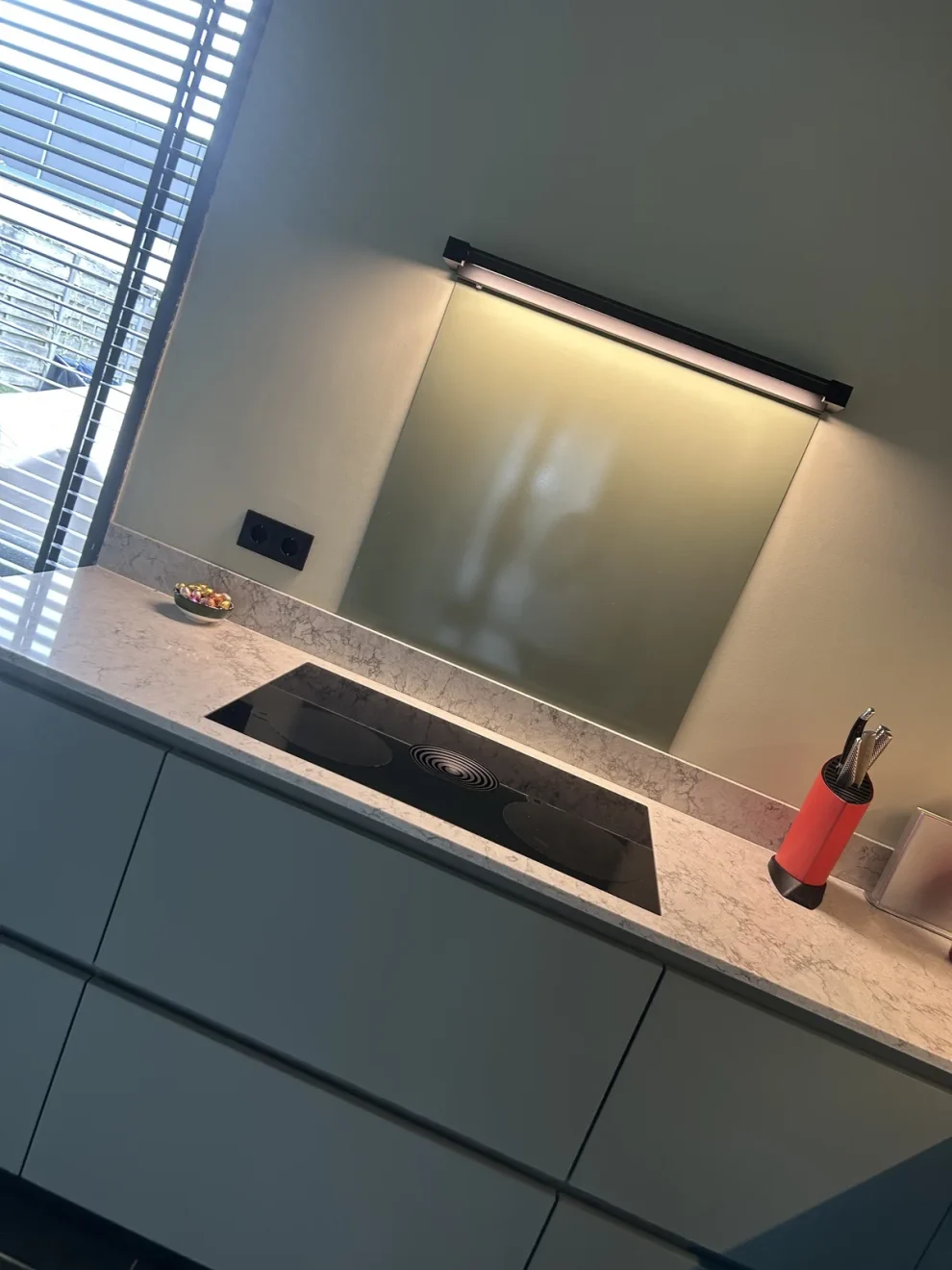 RAL Spatwand – Op Maat in Jouw Gewenste Kleur in de keuken van een klant