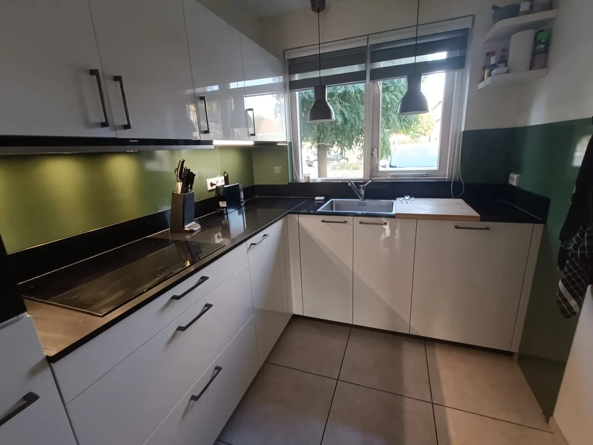 RAL Spatwand – Op Maat in Jouw Gewenste Kleur in de keuken van een klant